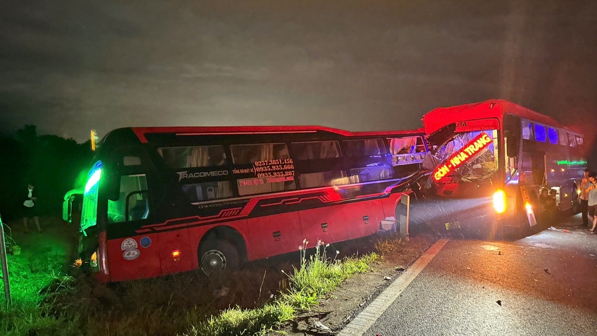 traffic accident on vinh hao-phan thiet expressway kills two and injures 10 picture 1