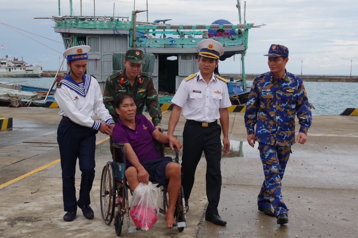 trung tam y te truong sa cap cuu ngu dan binh Dinh hinh anh 1