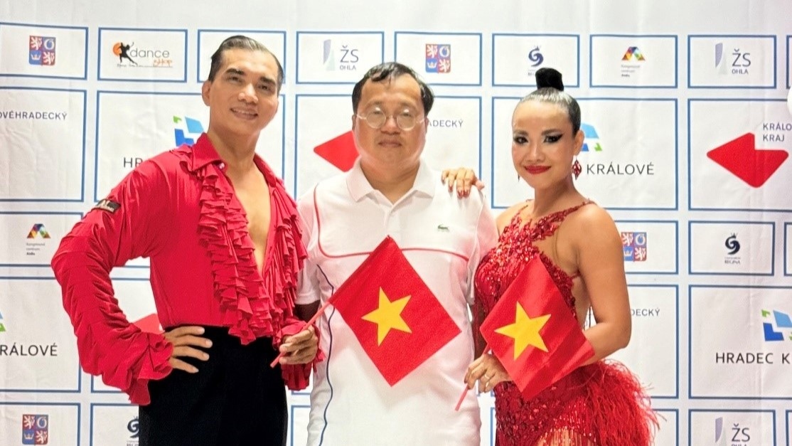 cap vDv dancesport viet nam lot top 50 the gioi lua tuoi trung nien hinh anh 1