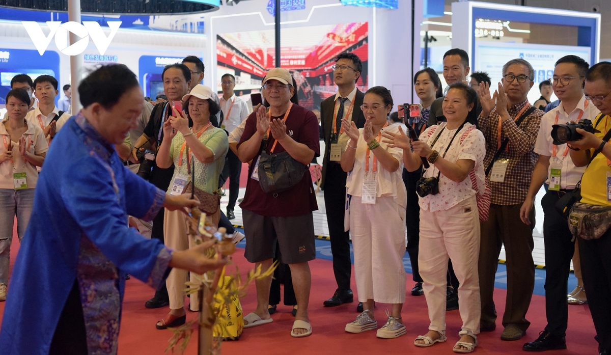 vietnamese pavilion impresses visitors at 21st china-asean expo picture 13