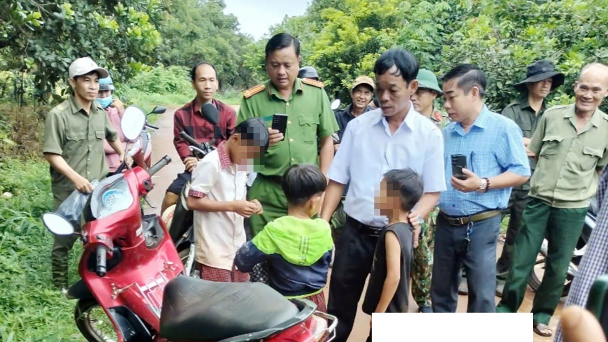 ca xa o binh phuoc xuyen dem tim kiem 3 chau be bo nha di vi so bi la mang hinh anh 1