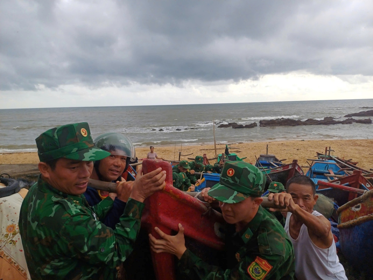 quang binh mua lon, ngam tran bi chia cat, keu goi nguoi dan khong di rung hinh anh 6