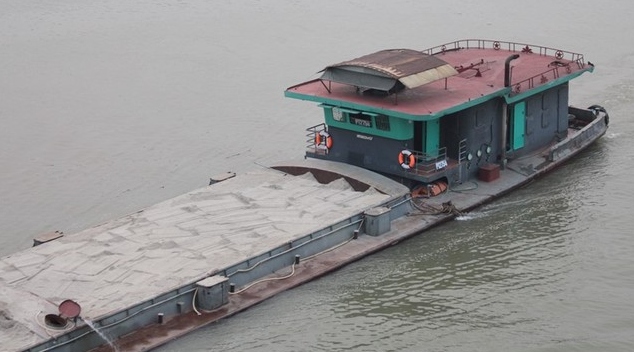 boats banned from several rivers in hanoi picture 1