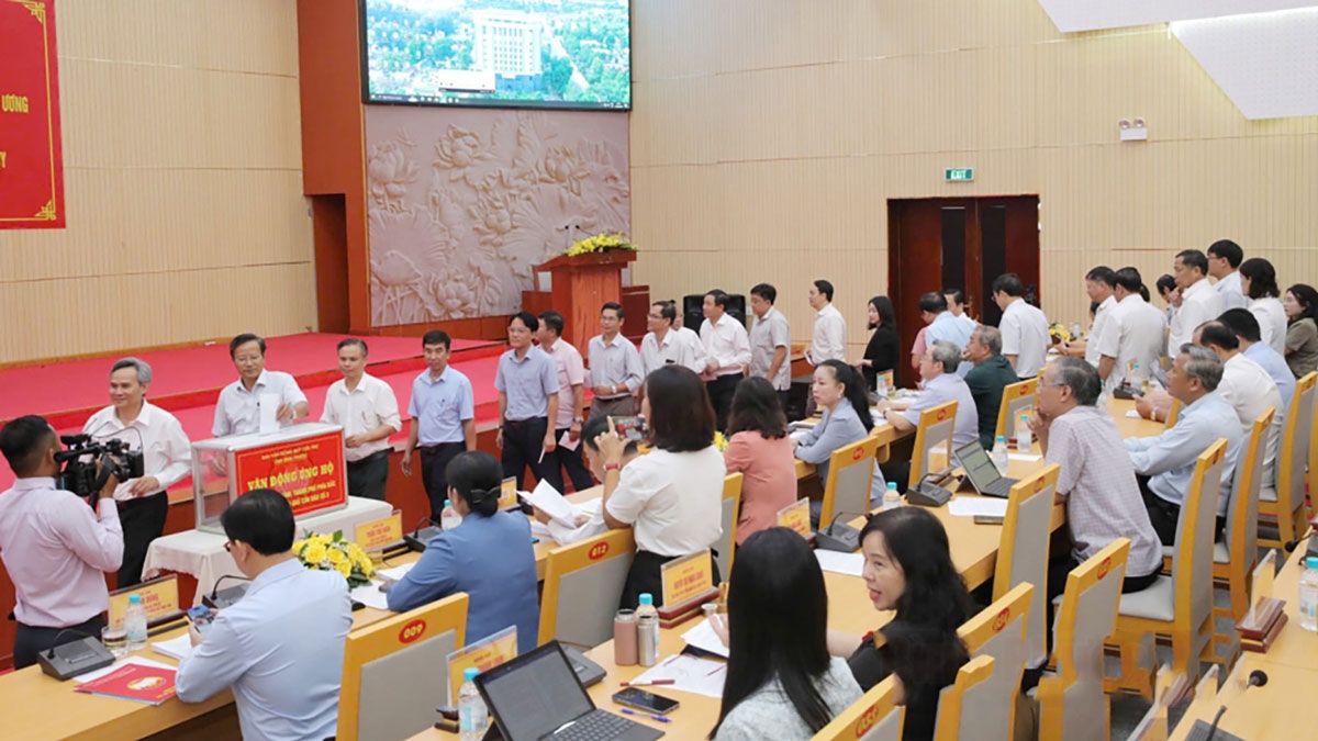 nguoi dan binh duong, binh phuoc gui nhieu ty dong va hien vat den ba con vung lu hinh anh 1