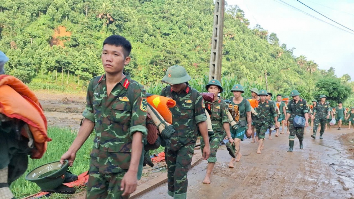 8 nguoi cua 2 ho gia dinh chay thoat trong con lu quet tai thon lang nu vua ve trinh bao hinh anh 2