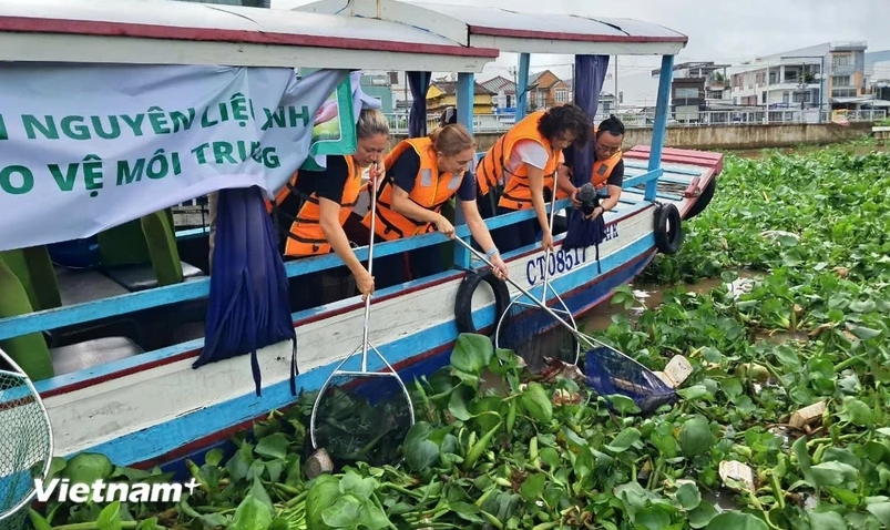 UNDP-supported campaign helps collect waste on Can Tho River