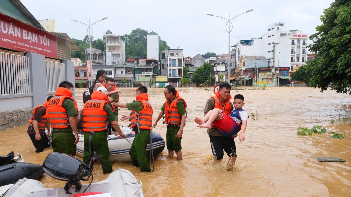 cong an cac dia phuong doi mua, dam nuoc lu dua dan den noi an toan hinh anh 7