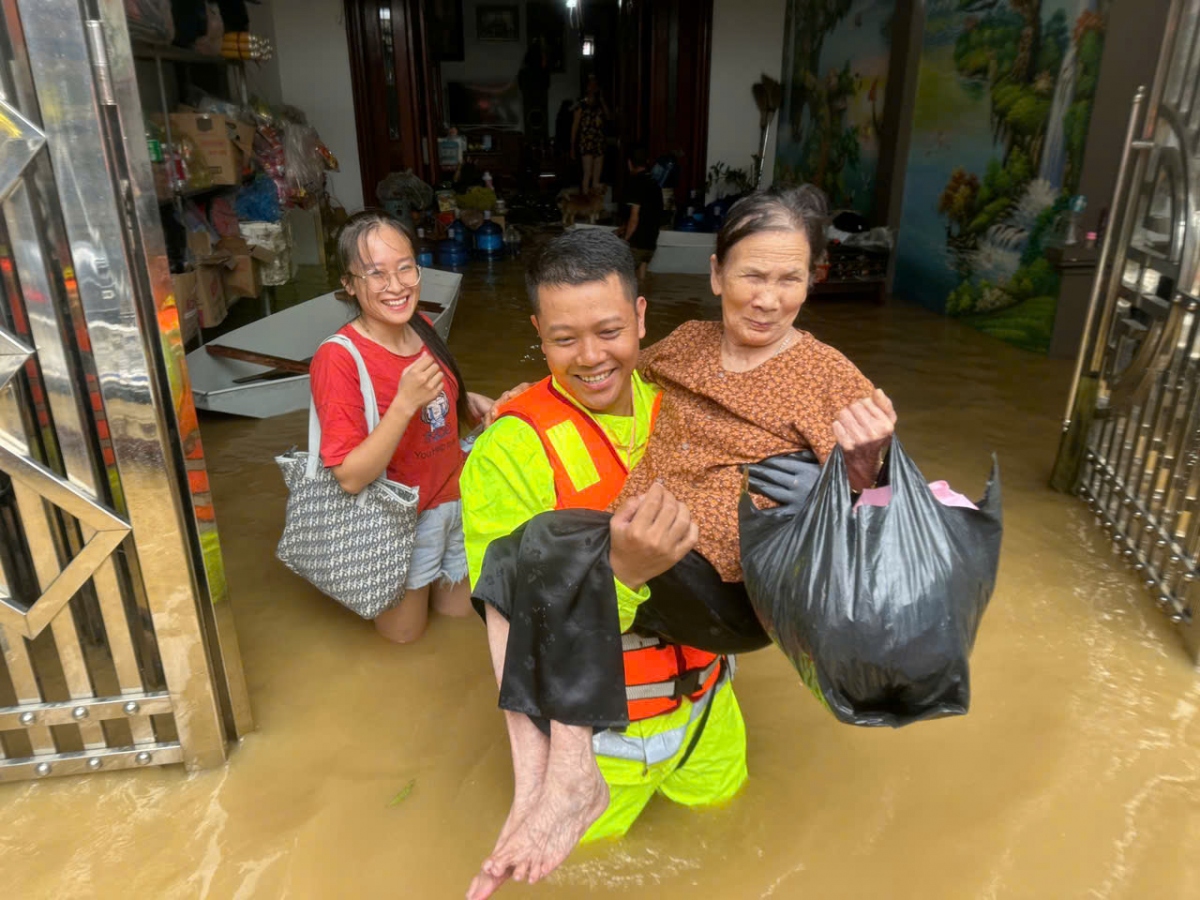 nhung hinh anh dep cua nguoi chien si cong an vi dan phuc vu trong bao lu hinh anh 4