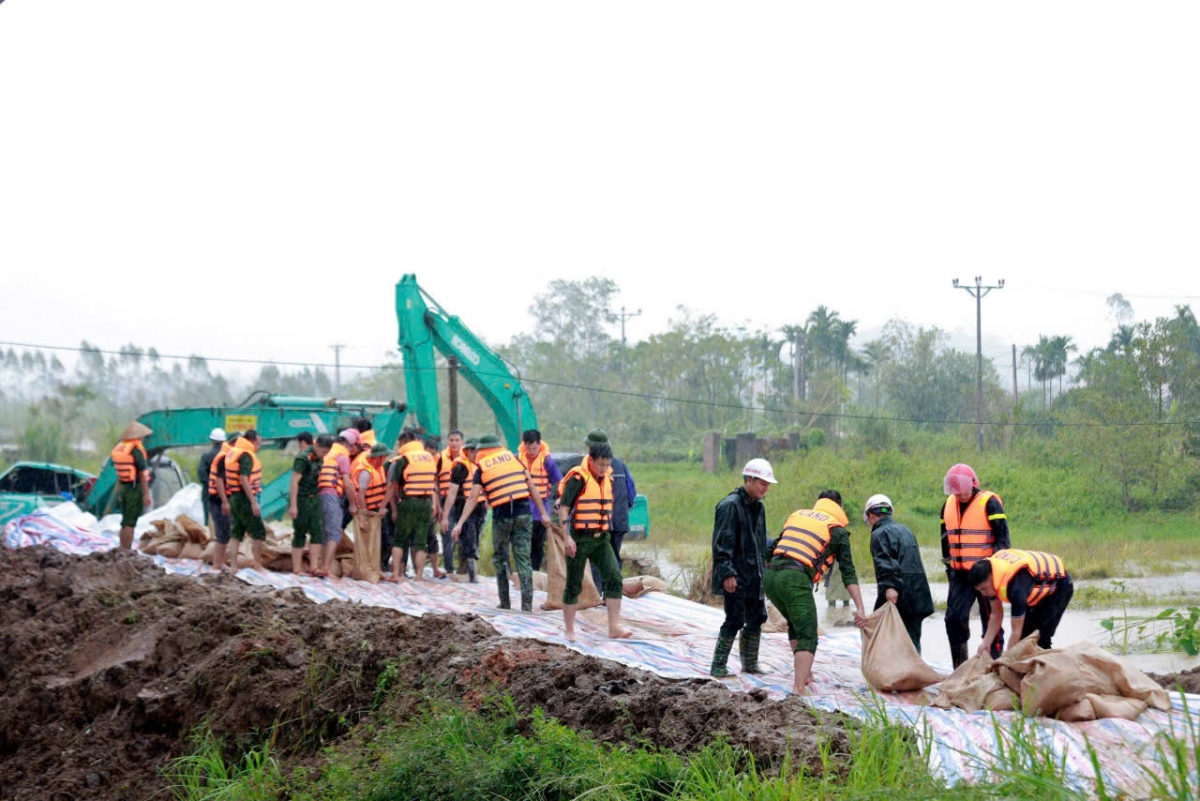 nhung hinh anh dep cua nguoi chien si cong an vi dan phuc vu trong bao lu hinh anh 7