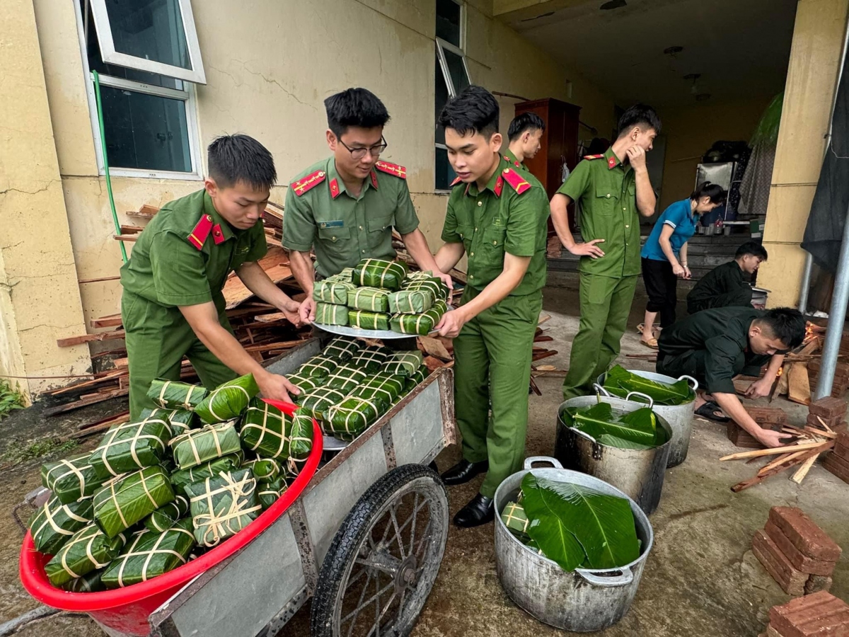 nhung hinh anh dep cua nguoi chien si cong an vi dan phuc vu trong bao lu hinh anh 14