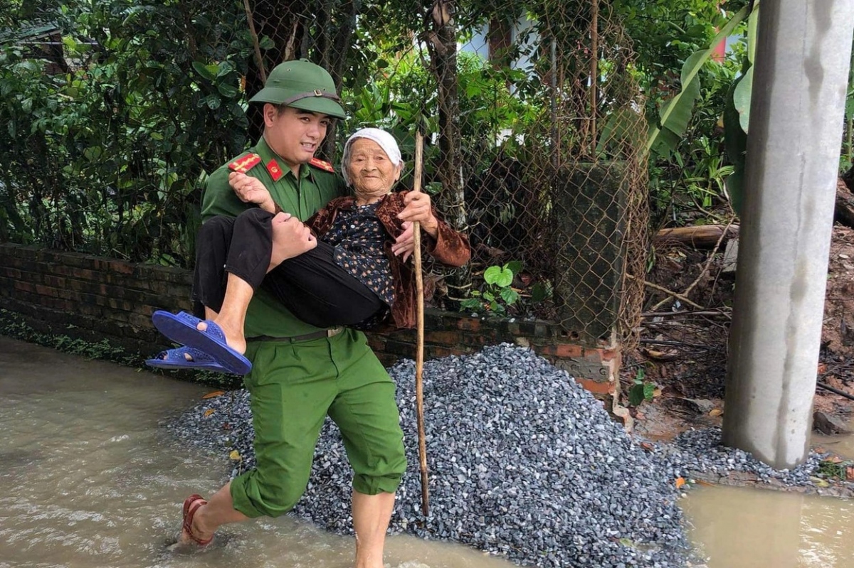 tranh nguy co vo de va ngap lut, nam Dinh di doi khan cap hang nghin nguoi dan hinh anh 2