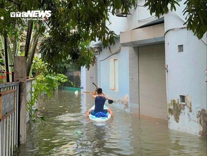 Lộ những khu ngập nặng ở Hà Nội sau bão lũ, người mua 'bỏ của chạy lấy người'