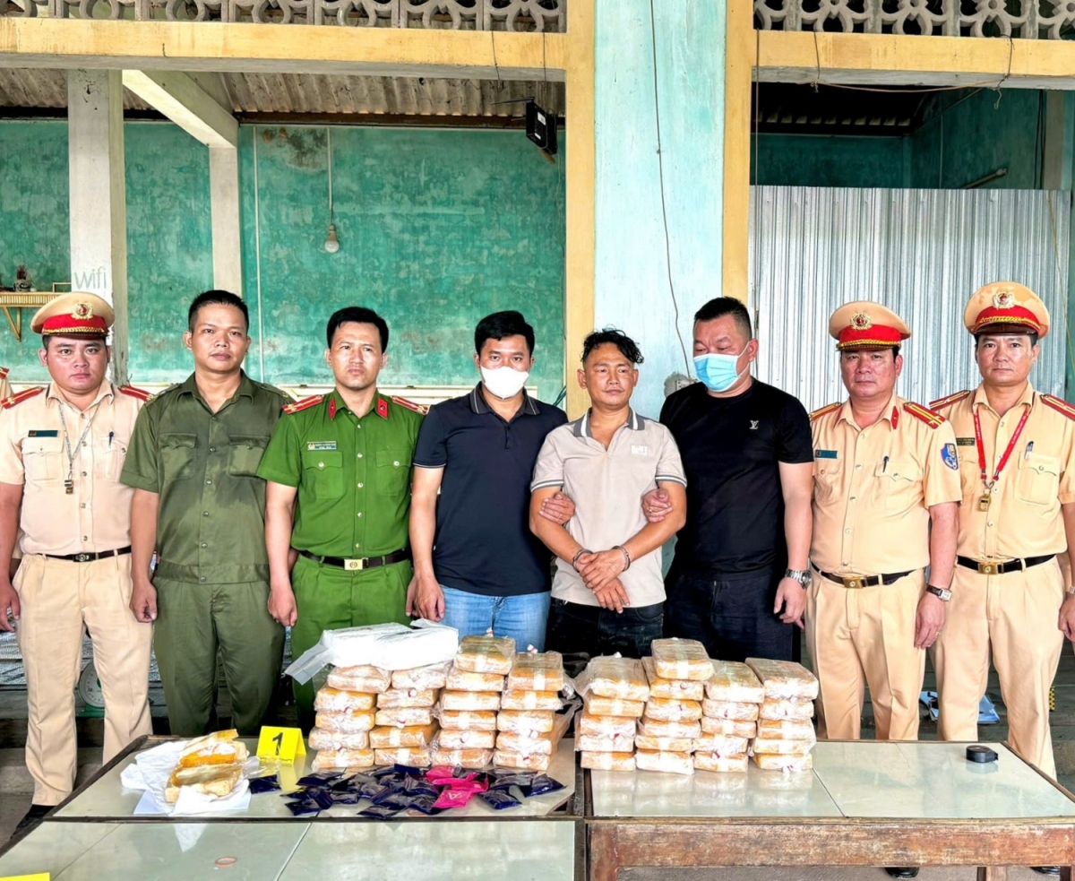 hai doi tuong mang theo sung, van chuyen 26 kg ma tuy o quang binh hinh anh 1