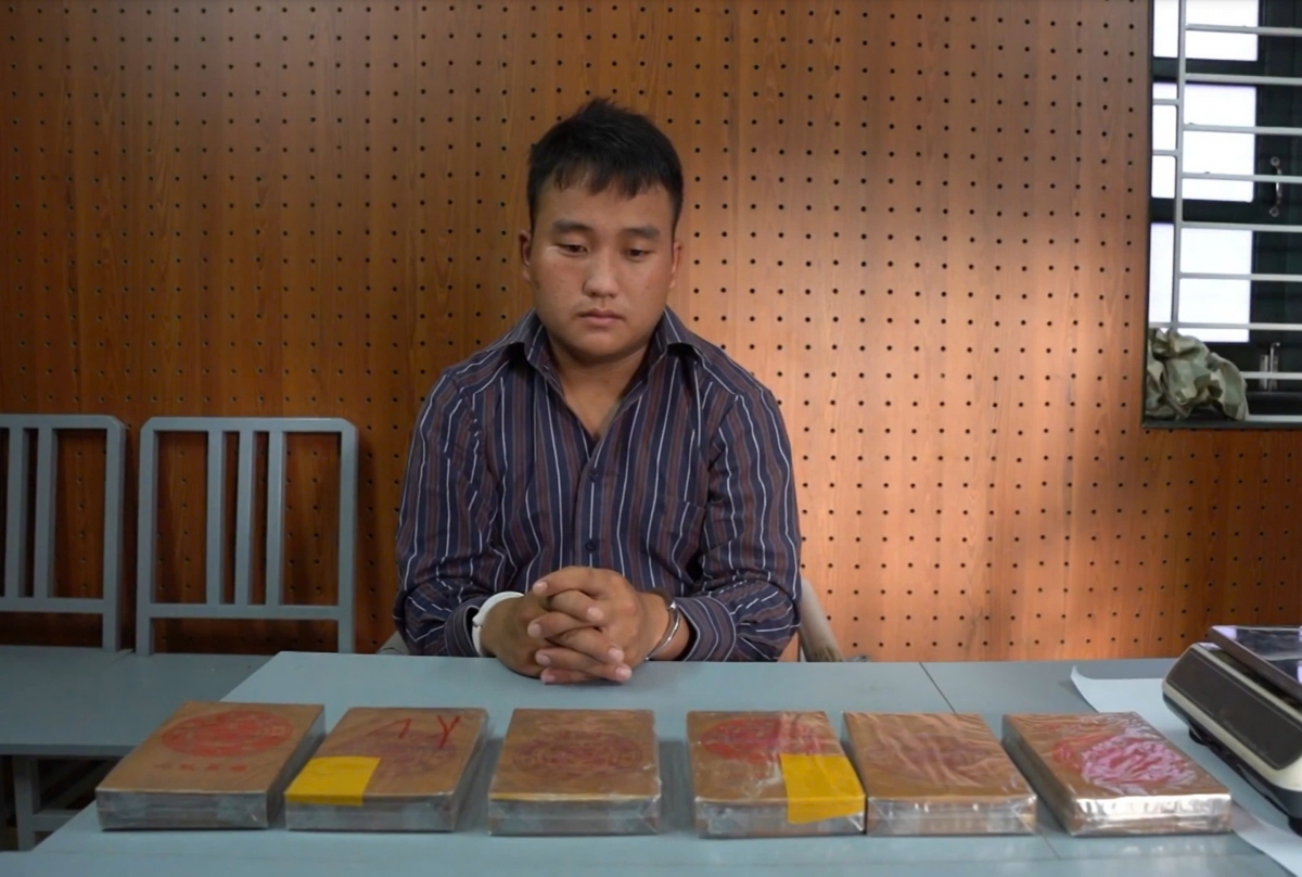 Bắt giữ 2 thanh niên mua bán trái phép 6 bánh heroin