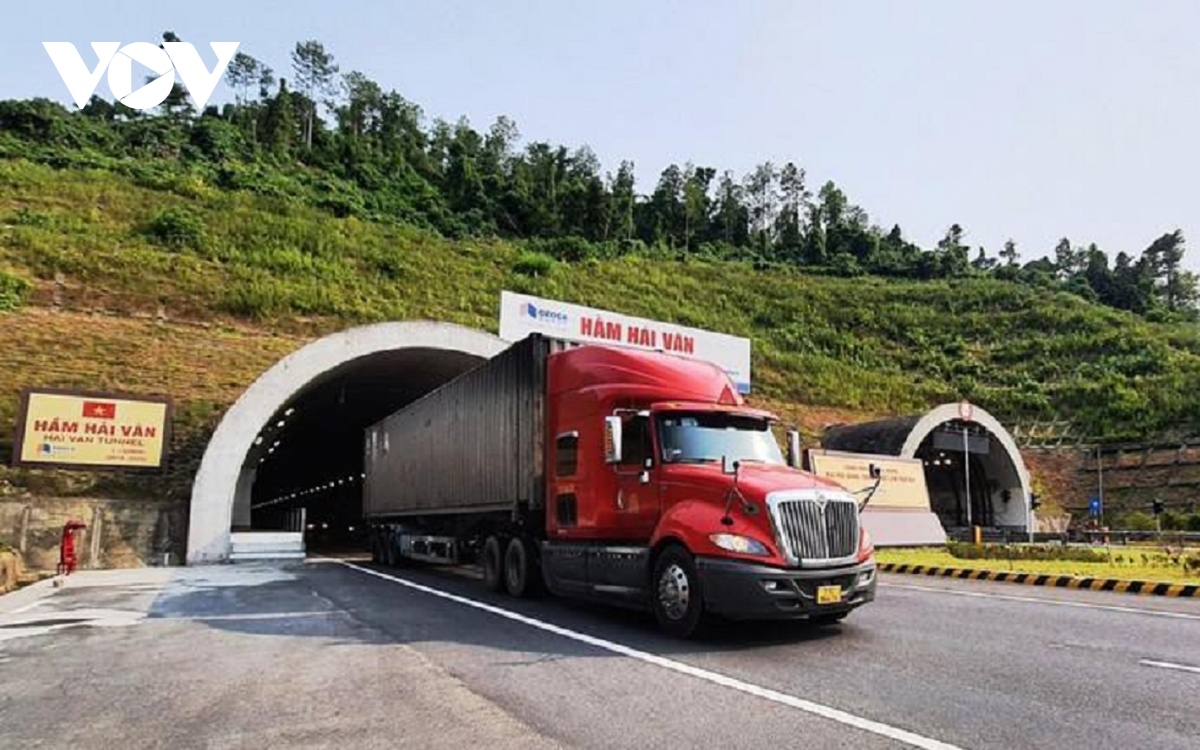Tạm dừng xe qua hầm Hải Vân để nổ mìn thi công đường vào cảng Liên Chiểu