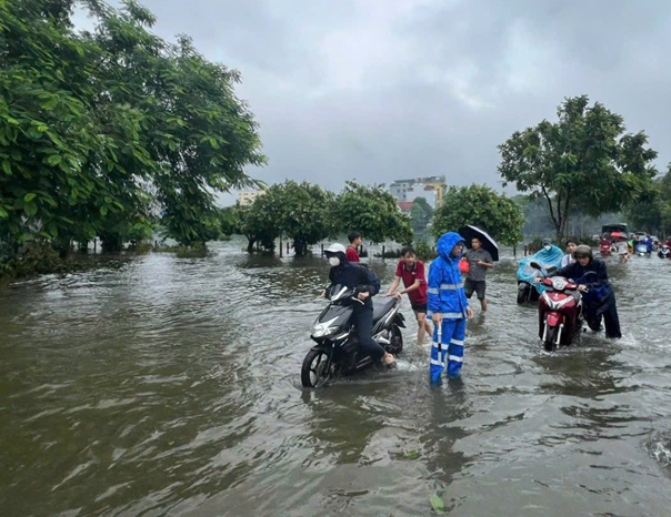 ha noi han che cac phuong tien luu thong tren tuyen duong 70 do ngap sau hinh anh 1