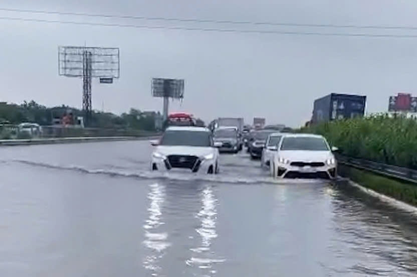 Cao tốc Pháp Vân - Cầu Giẽ hết ngập, ô tô 4 chỗ có thể lưu thông