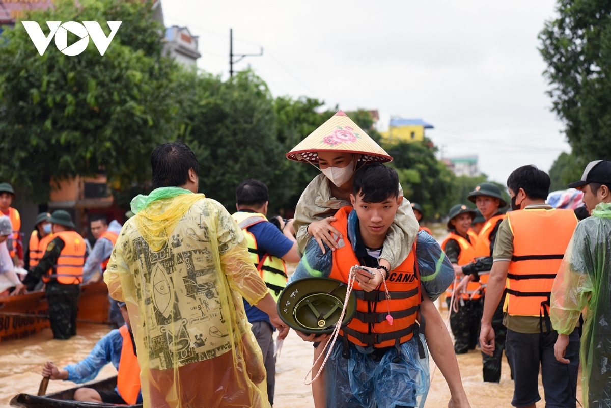 competent agencies lend a helping hand to people in yagi-hit localities picture 4