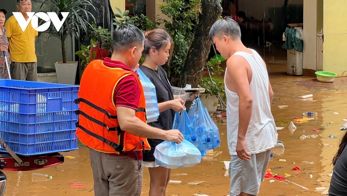 competent agencies lend a helping hand to people in yagi-hit localities picture 7