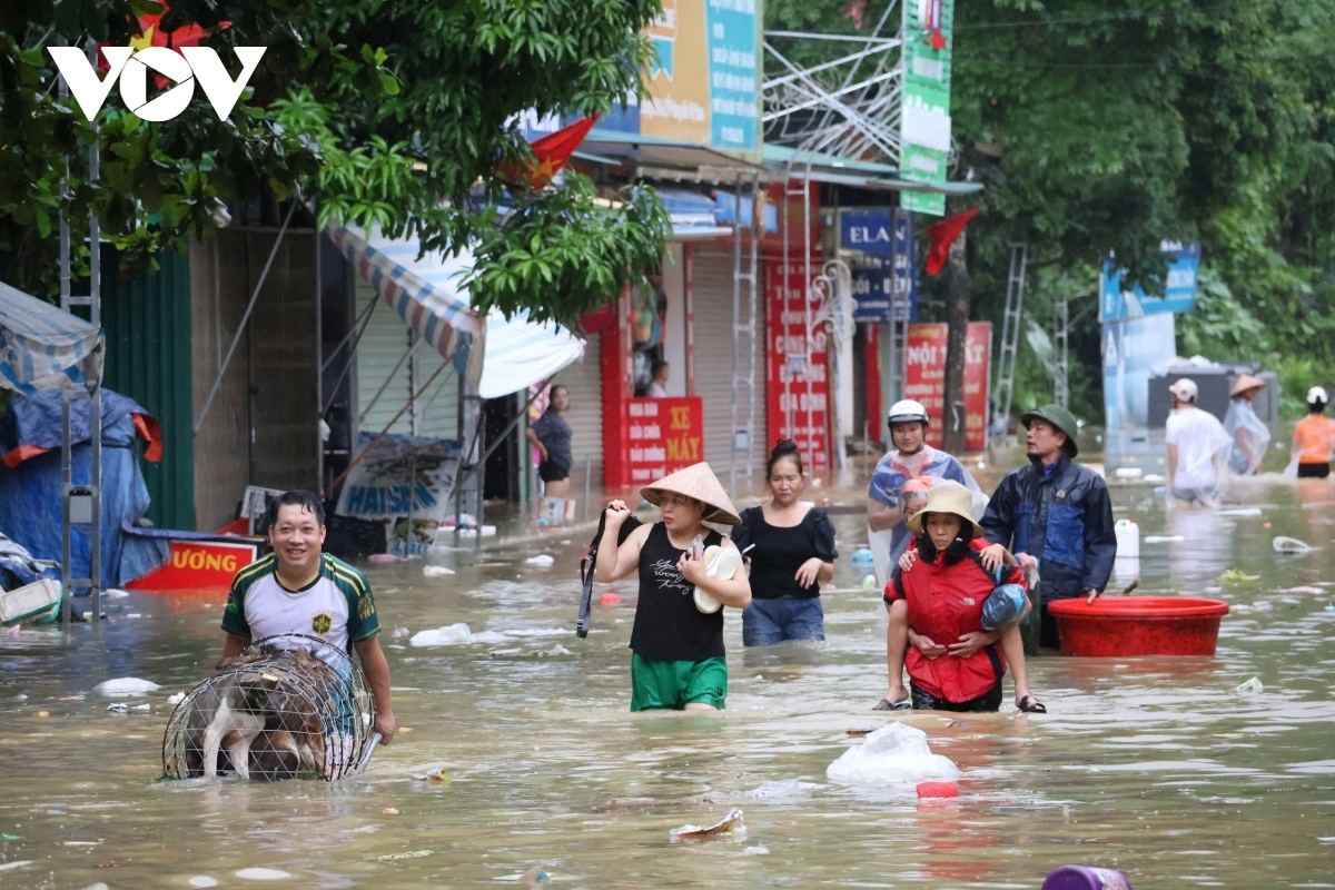 competent agencies lend a helping hand to people in yagi-hit localities picture 8