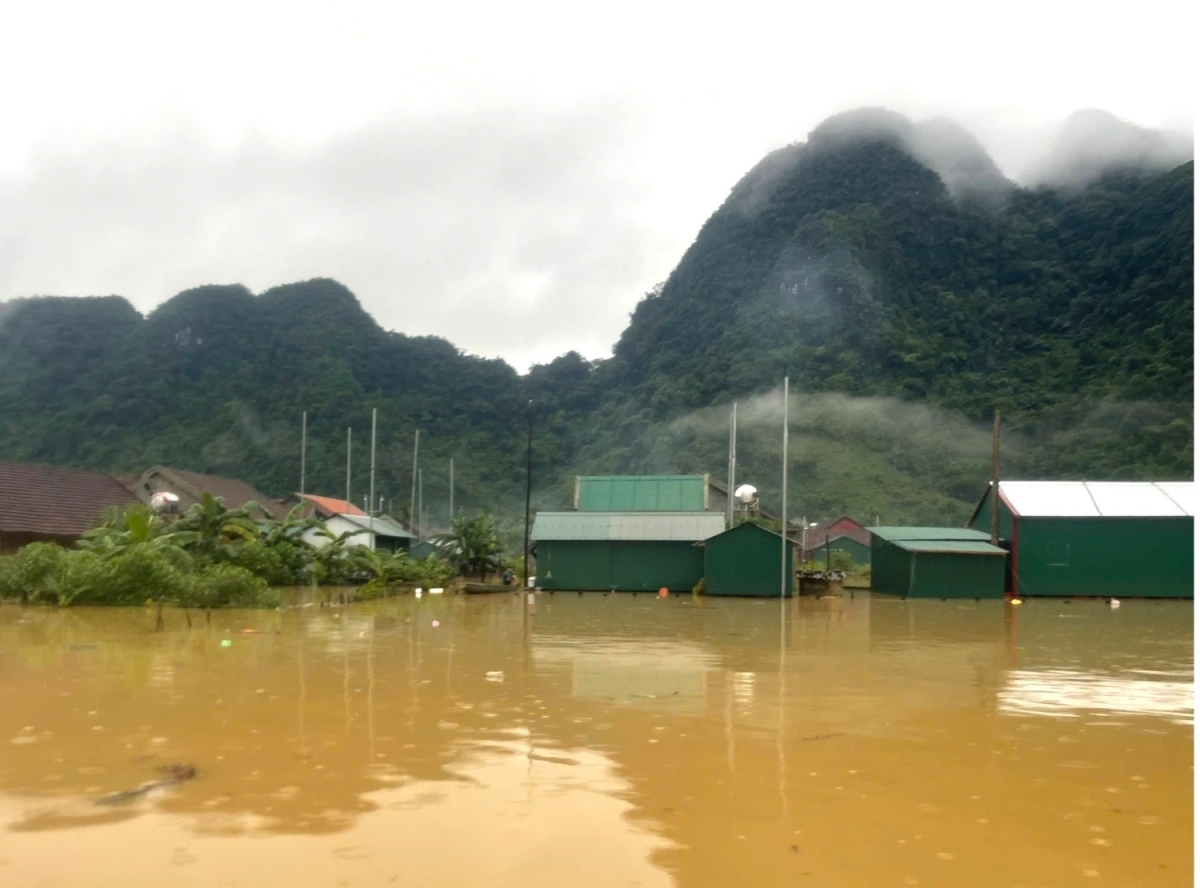 floods leave central localities deep underwater picture 3