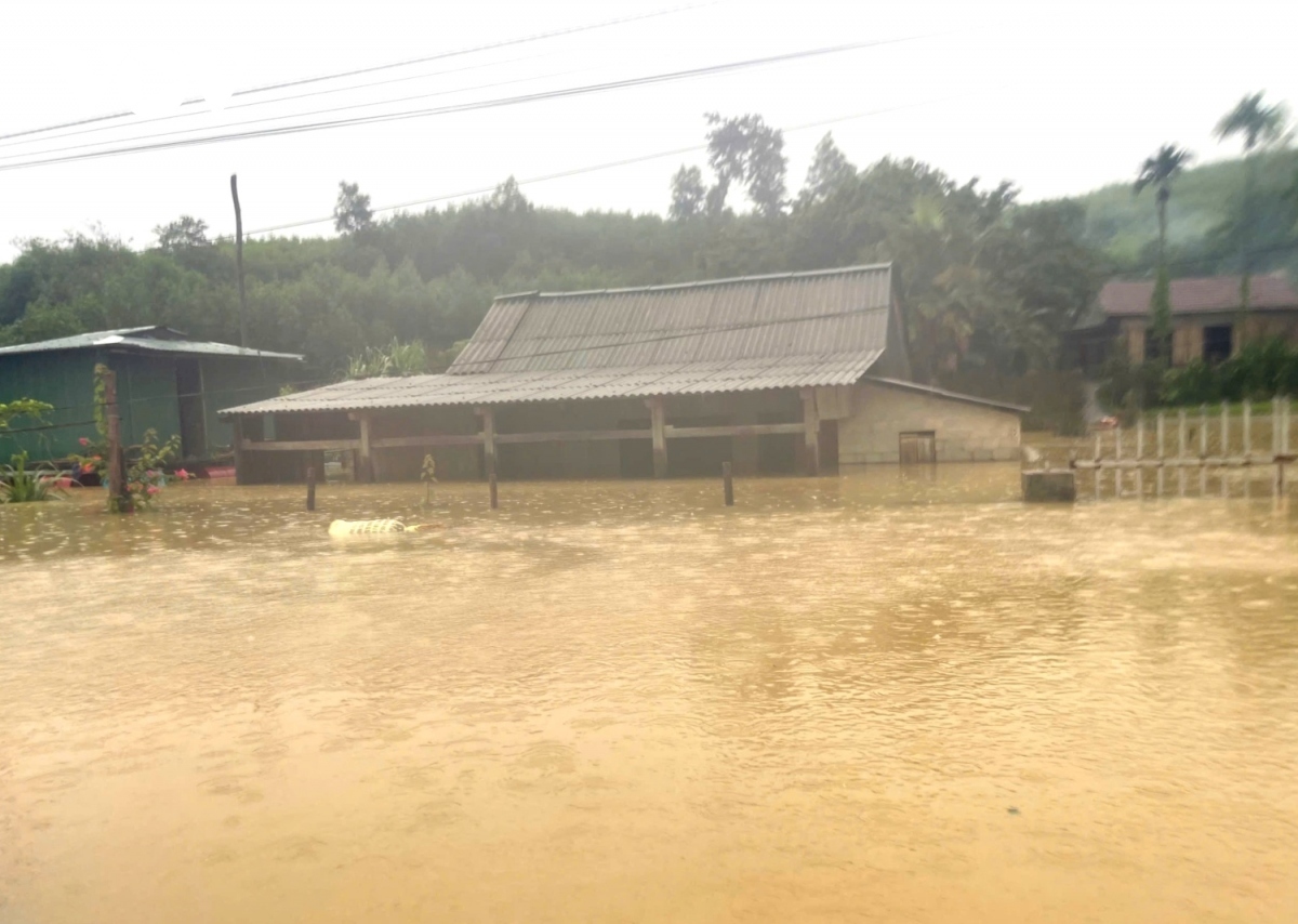 floods leave central localities deep underwater picture 5