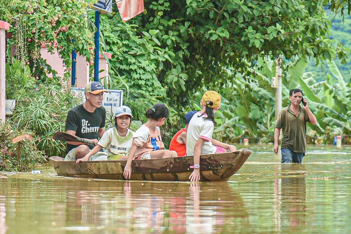 floods leave central localities deep underwater picture 6