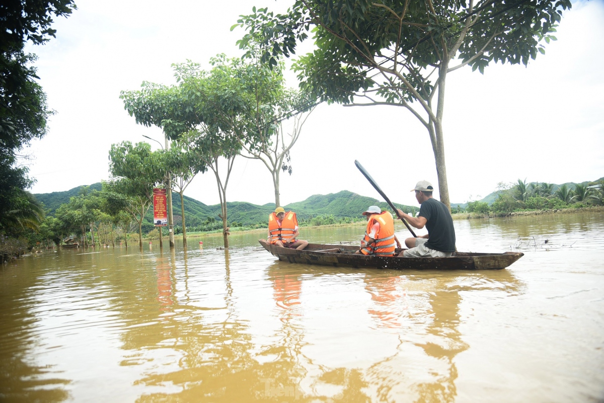 floods leave central localities deep underwater picture 7