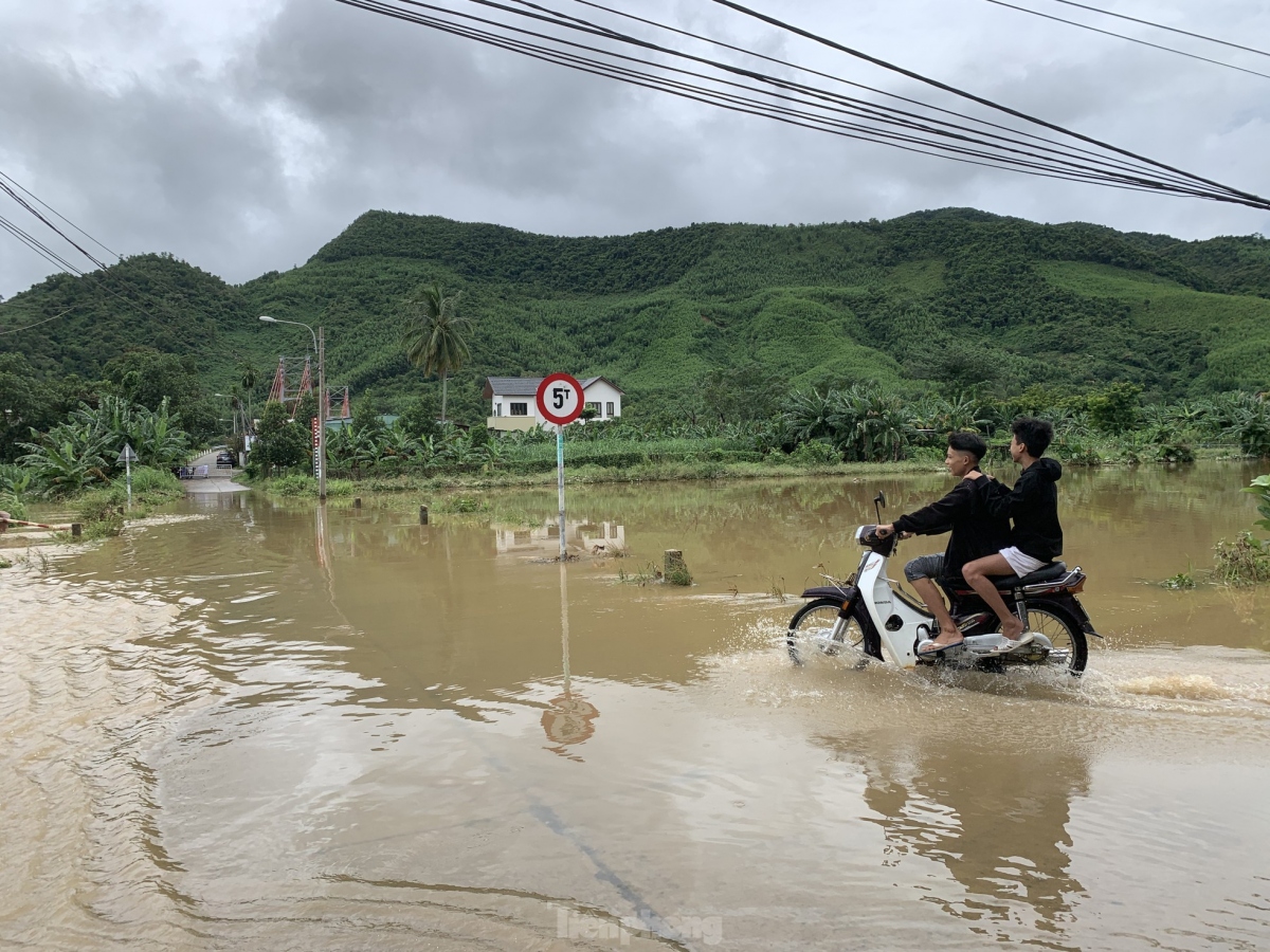 floods leave central localities deep underwater picture 9