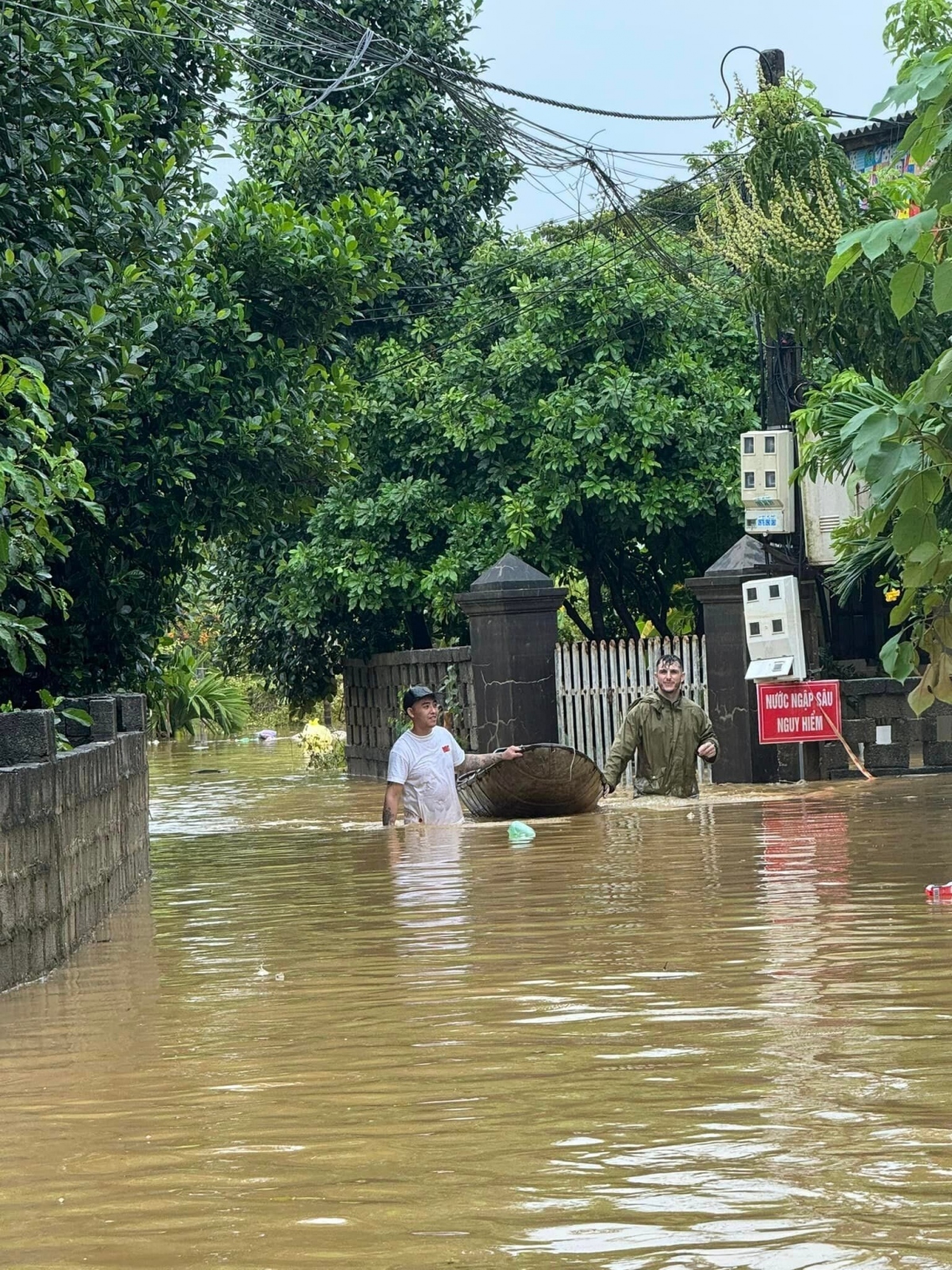 foreigners volunteer to assist flood victims in northern vietnam picture 1