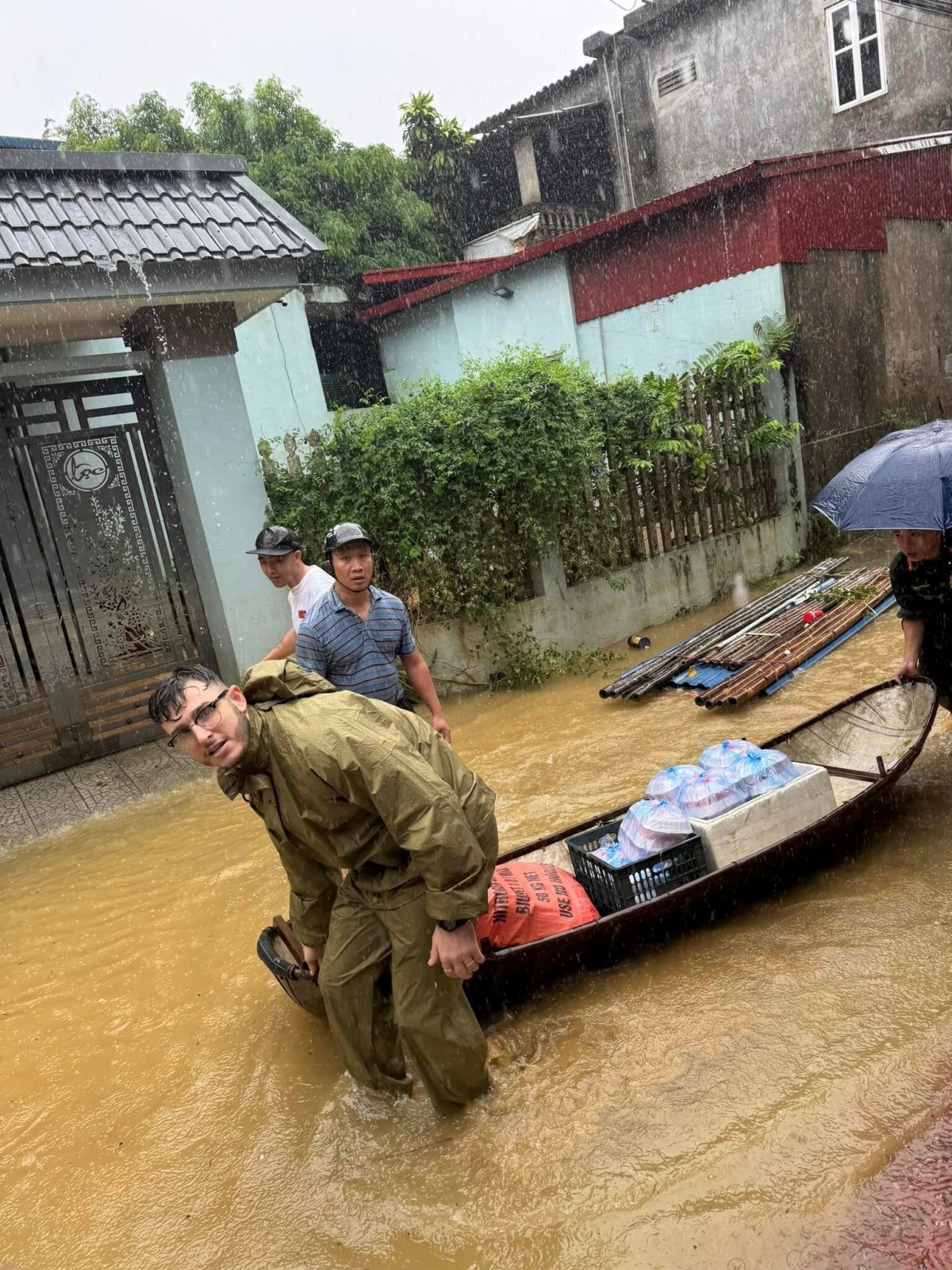 foreigners volunteer to assist flood victims in northern vietnam picture 2