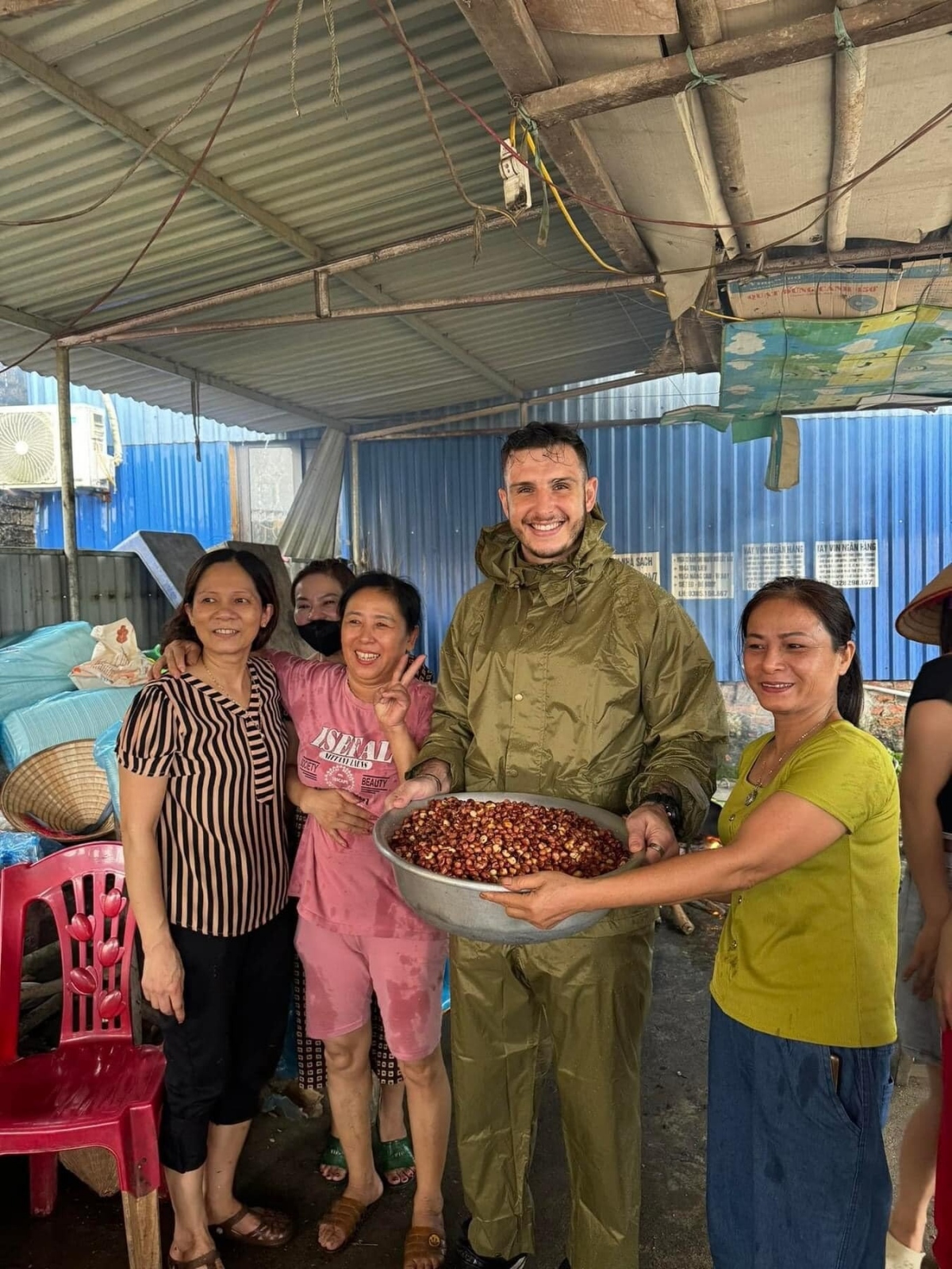 foreigners volunteer to assist flood victims in northern vietnam picture 3