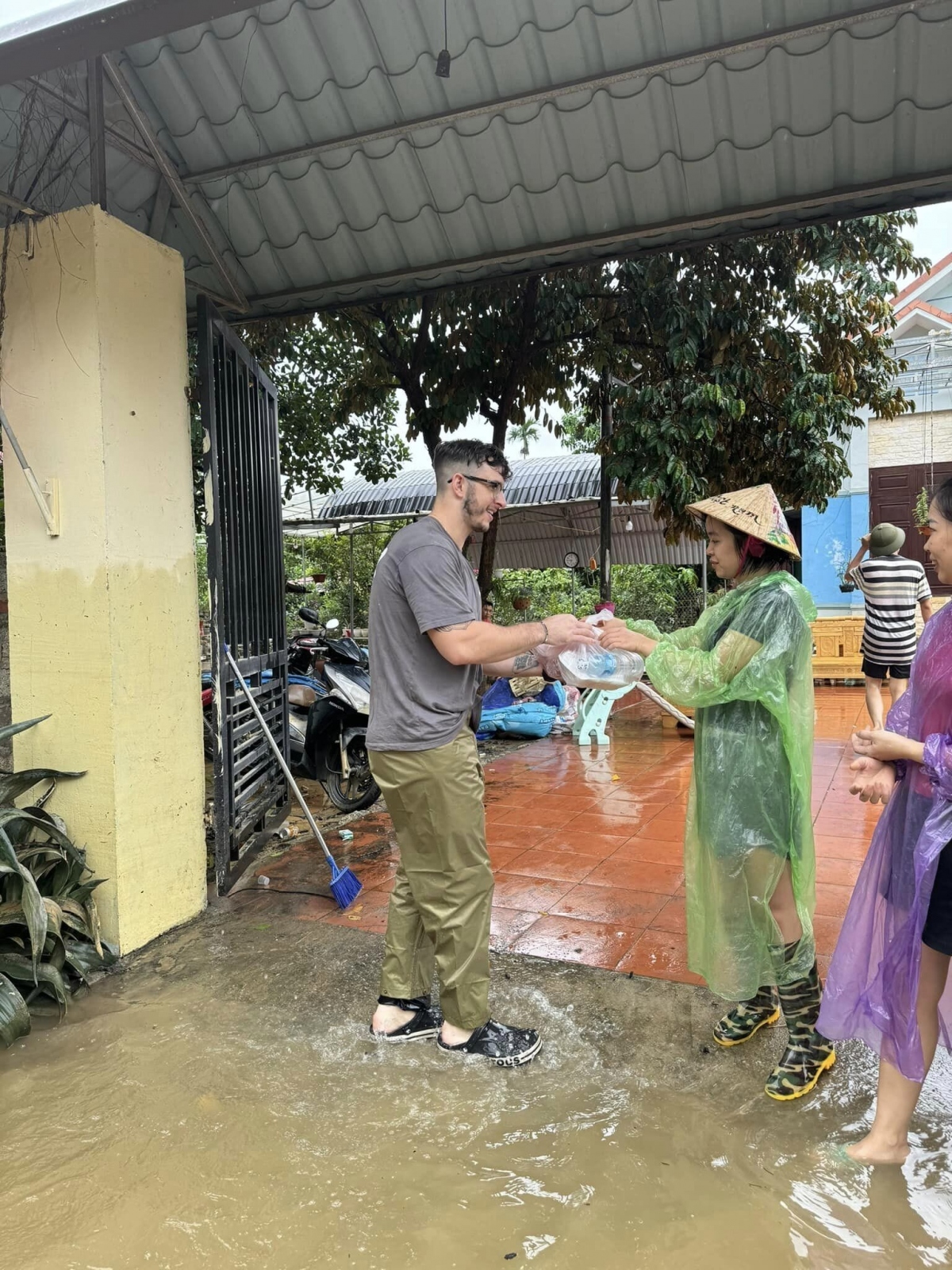 foreigners volunteer to assist flood victims in northern vietnam picture 4