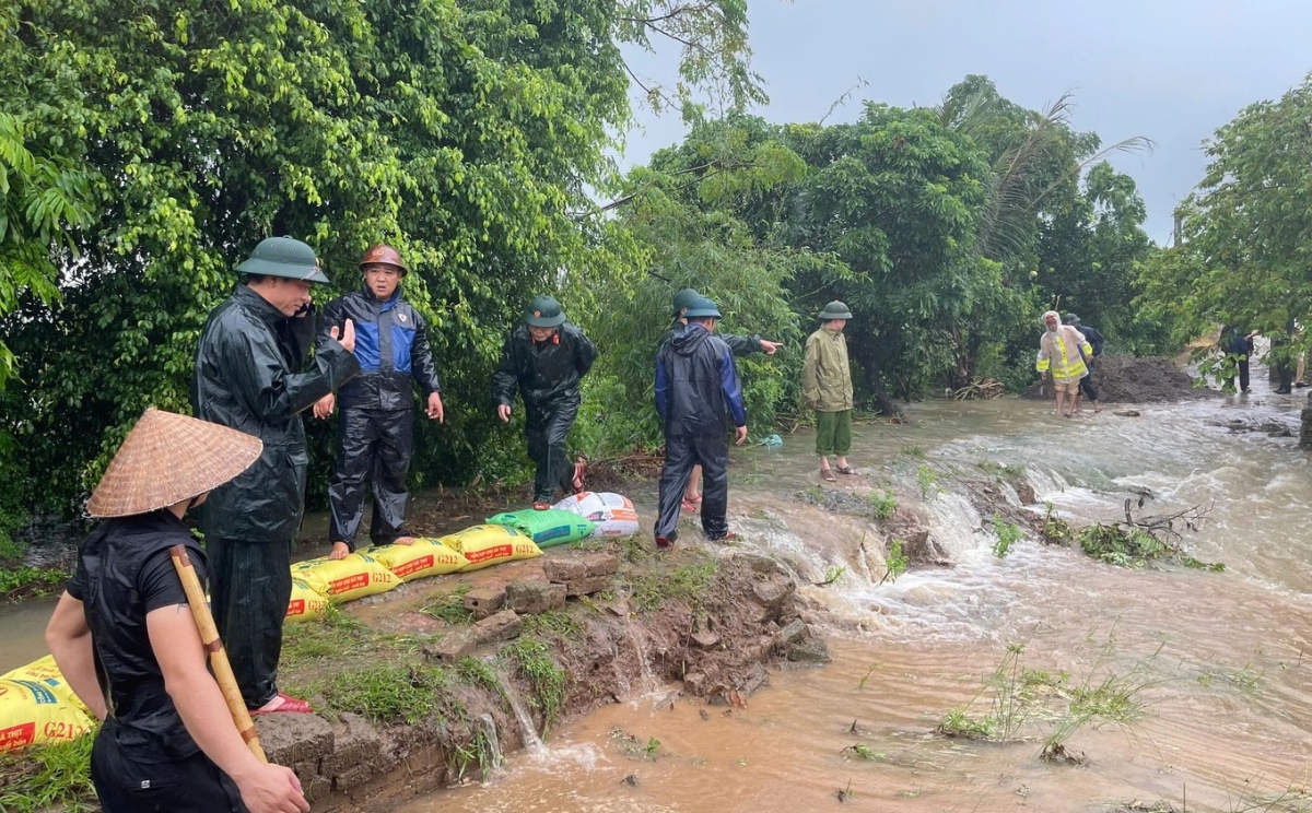 tranh nguy co vo de va ngap lut, nam Dinh di doi khan cap hang nghin nguoi dan hinh anh 1