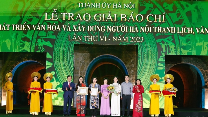 trao giai bao chi phat trien van hoa, xay dung nguoi ha noi thanh lich, van minh hinh anh 1