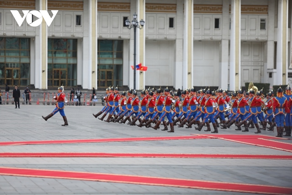 mongolian president hosts welcome ceremony for vietnamese top leader picture 2