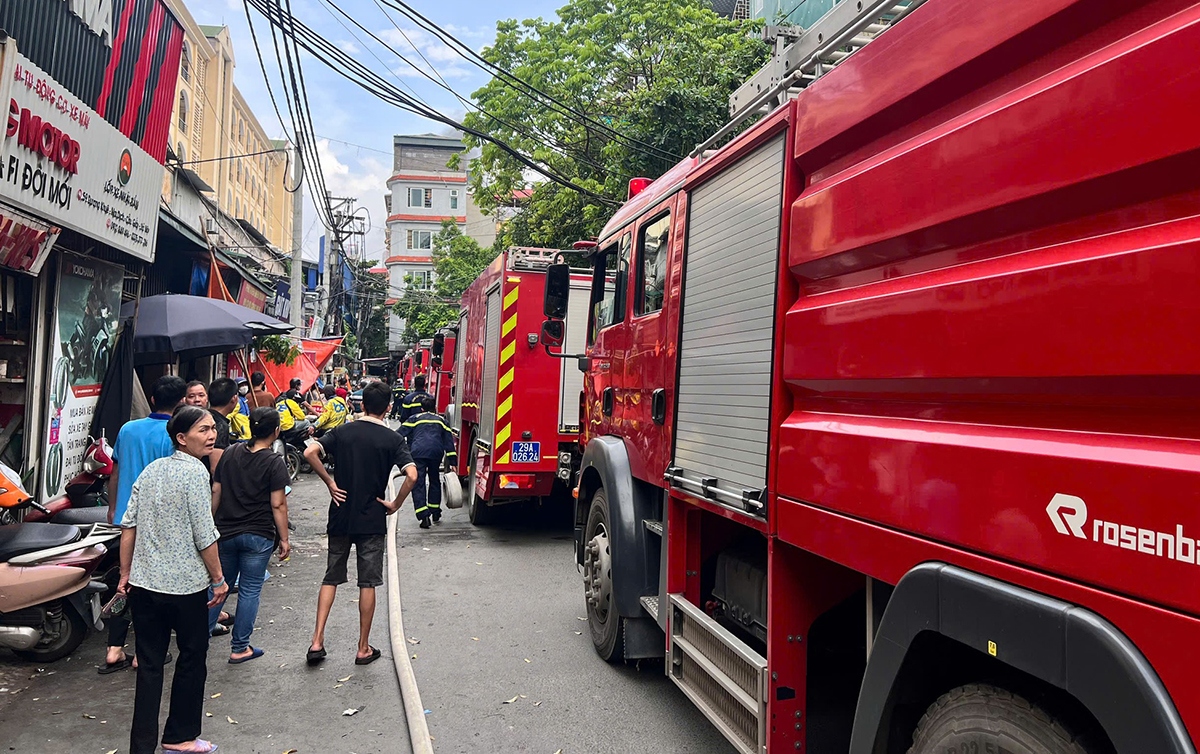 chay 200m2 nha kho chua vai o duong tran binh, ha noi hinh anh 4