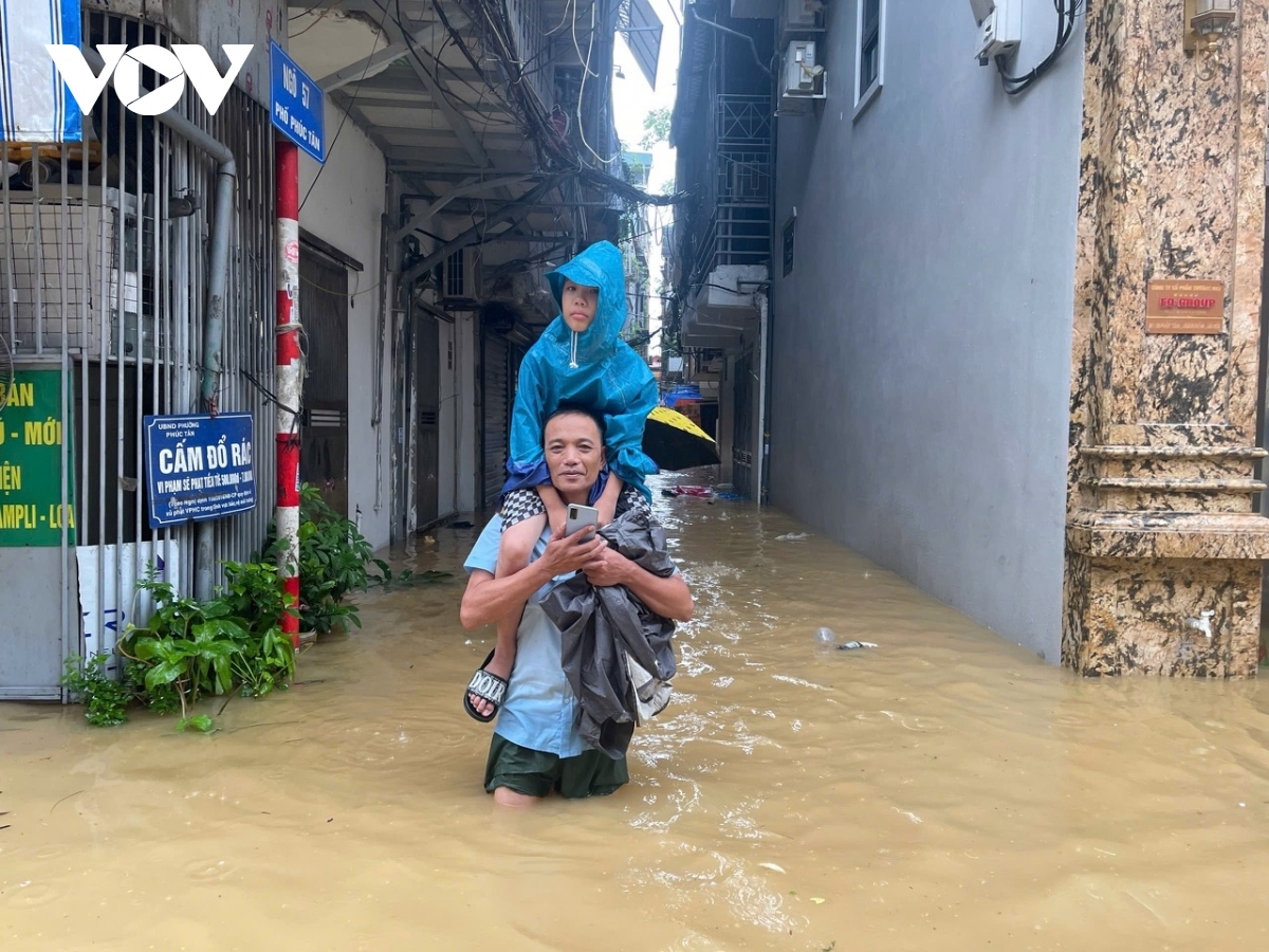 as floodwaters rise, hanoians use boats for transportation, daily activities picture 12