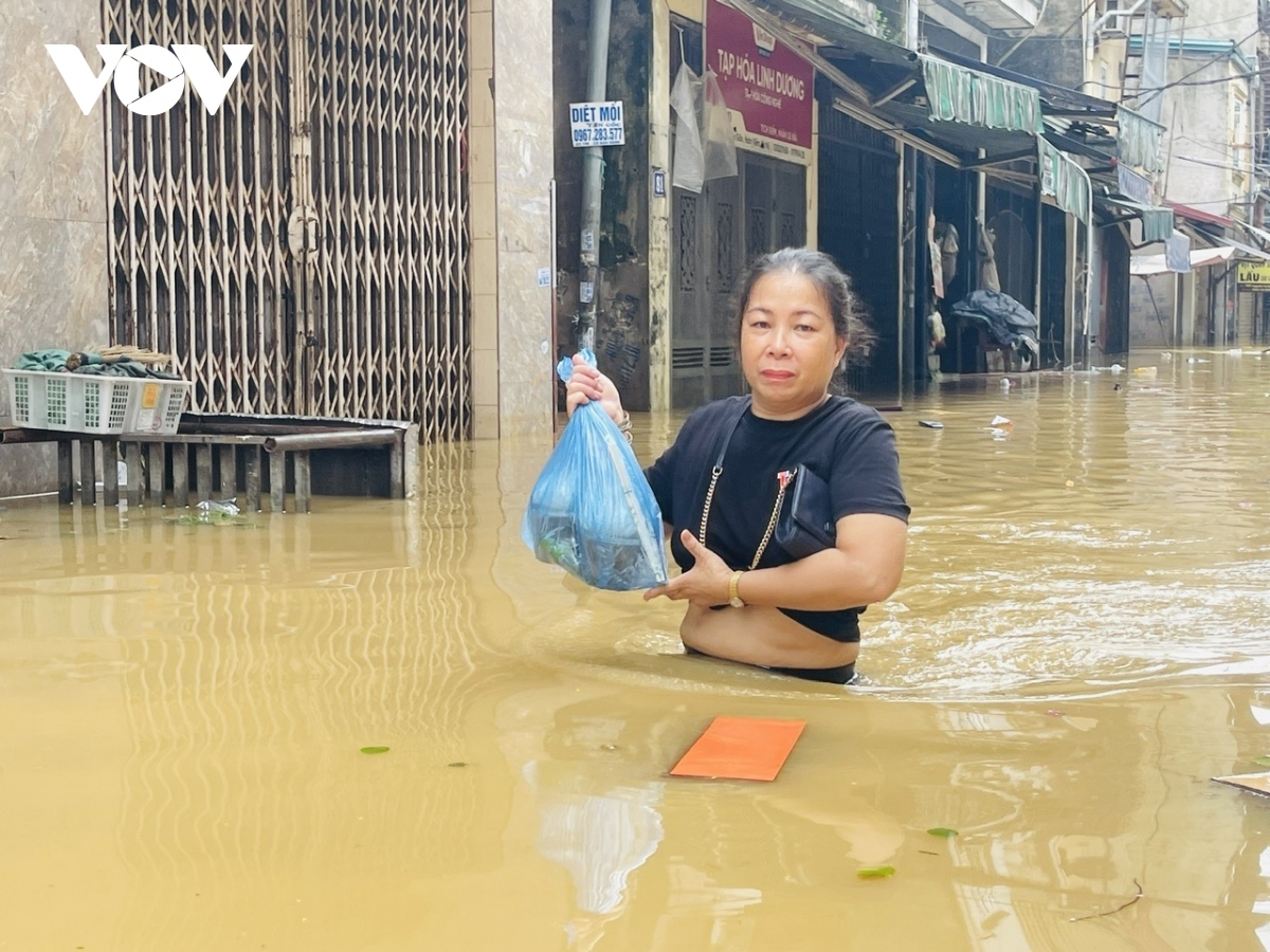 as floodwaters rise, hanoians use boats for transportation, daily activities picture 3