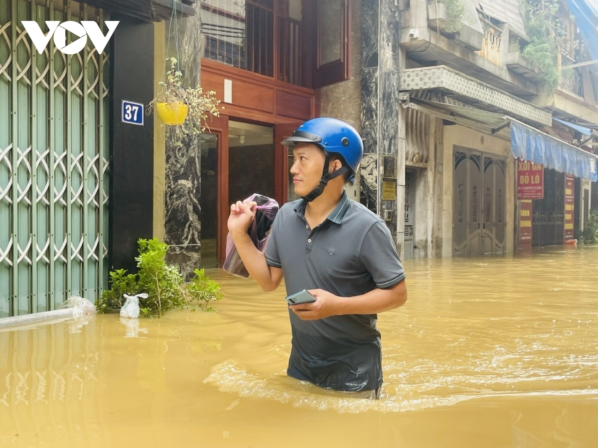 as floodwaters rise, hanoians use boats for transportation, daily activities picture 4