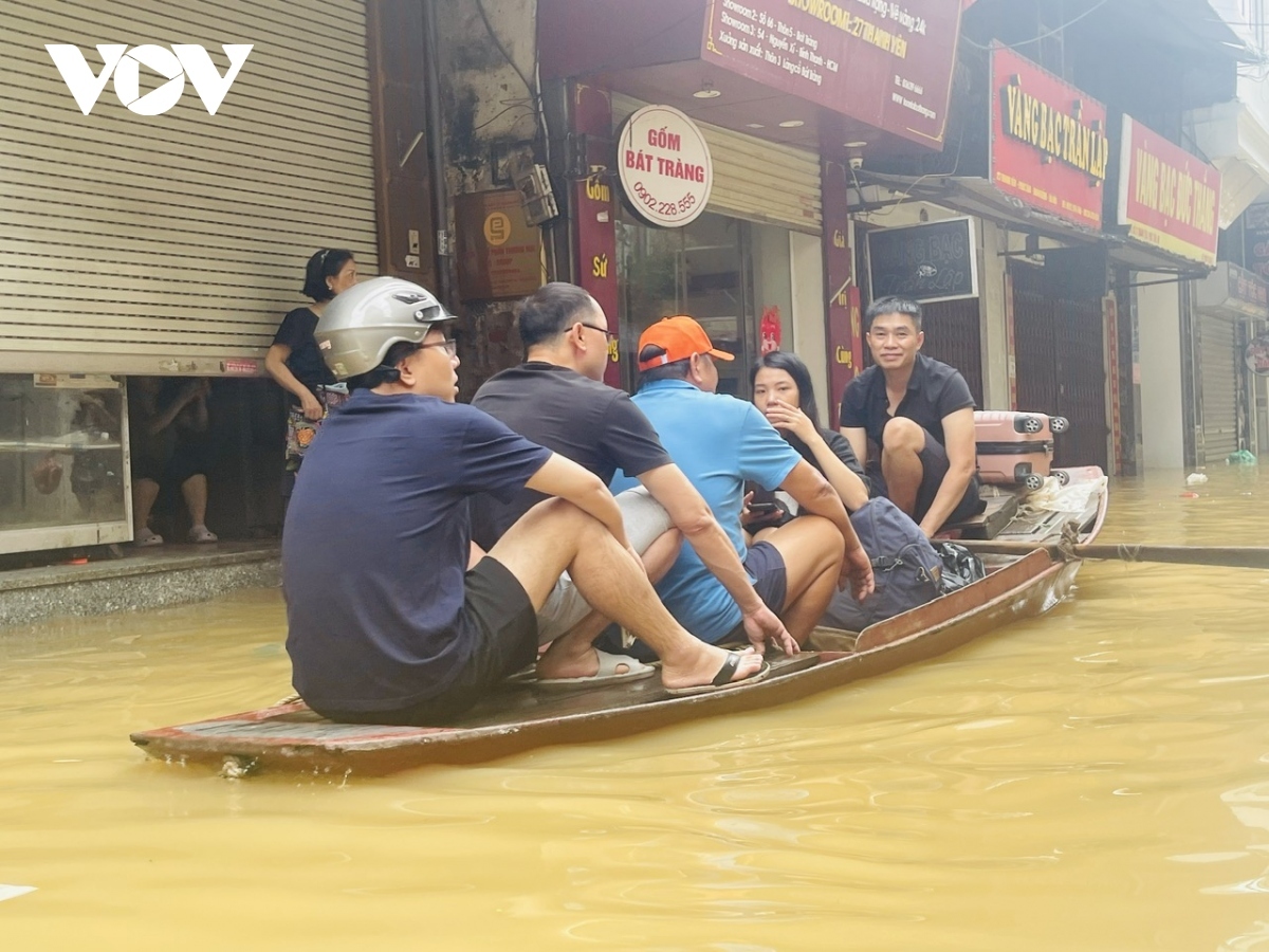 as floodwaters rise, hanoians use boats for transportation, daily activities picture 5