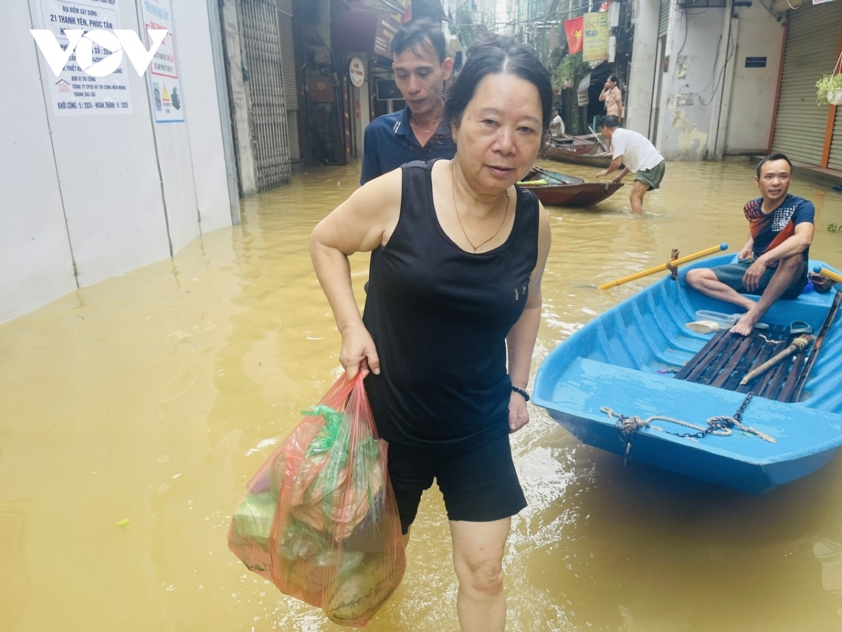 as floodwaters rise, hanoians use boats for transportation, daily activities picture 6