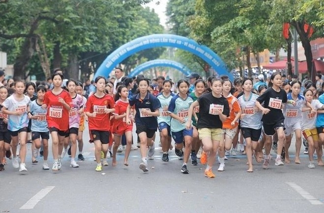 over 1,000 runners join hanoi moi newspaper run for peace picture 1