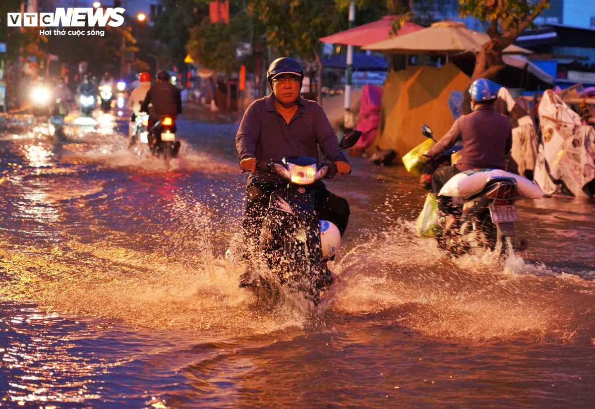 high tides cause disorder to daily lives of hcm city residents picture 1