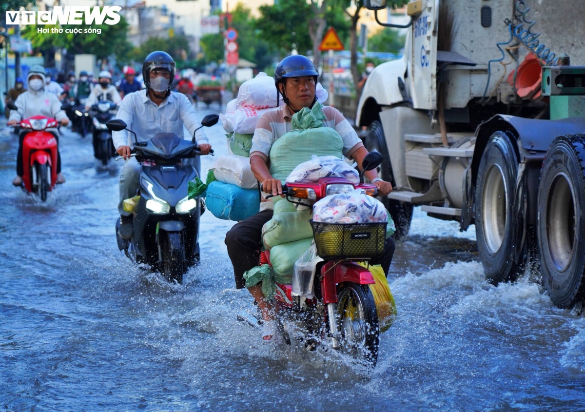 high tides cause disorder to daily lives of hcm city residents picture 10