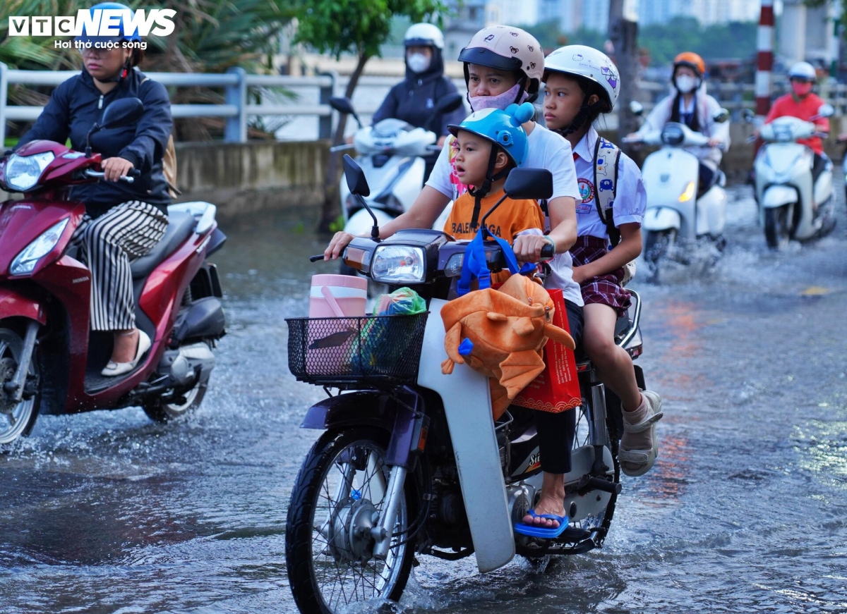 high tides cause disorder to daily lives of hcm city residents picture 11