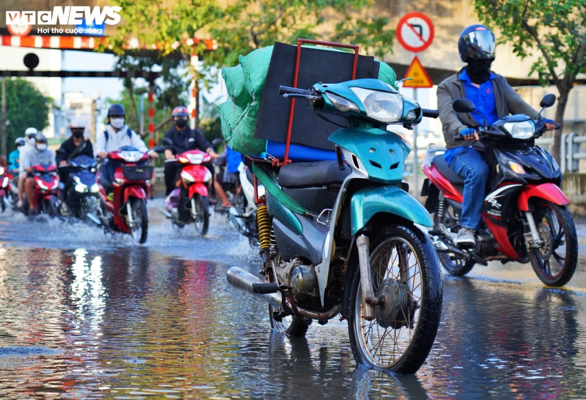 high tides cause disorder to daily lives of hcm city residents picture 12