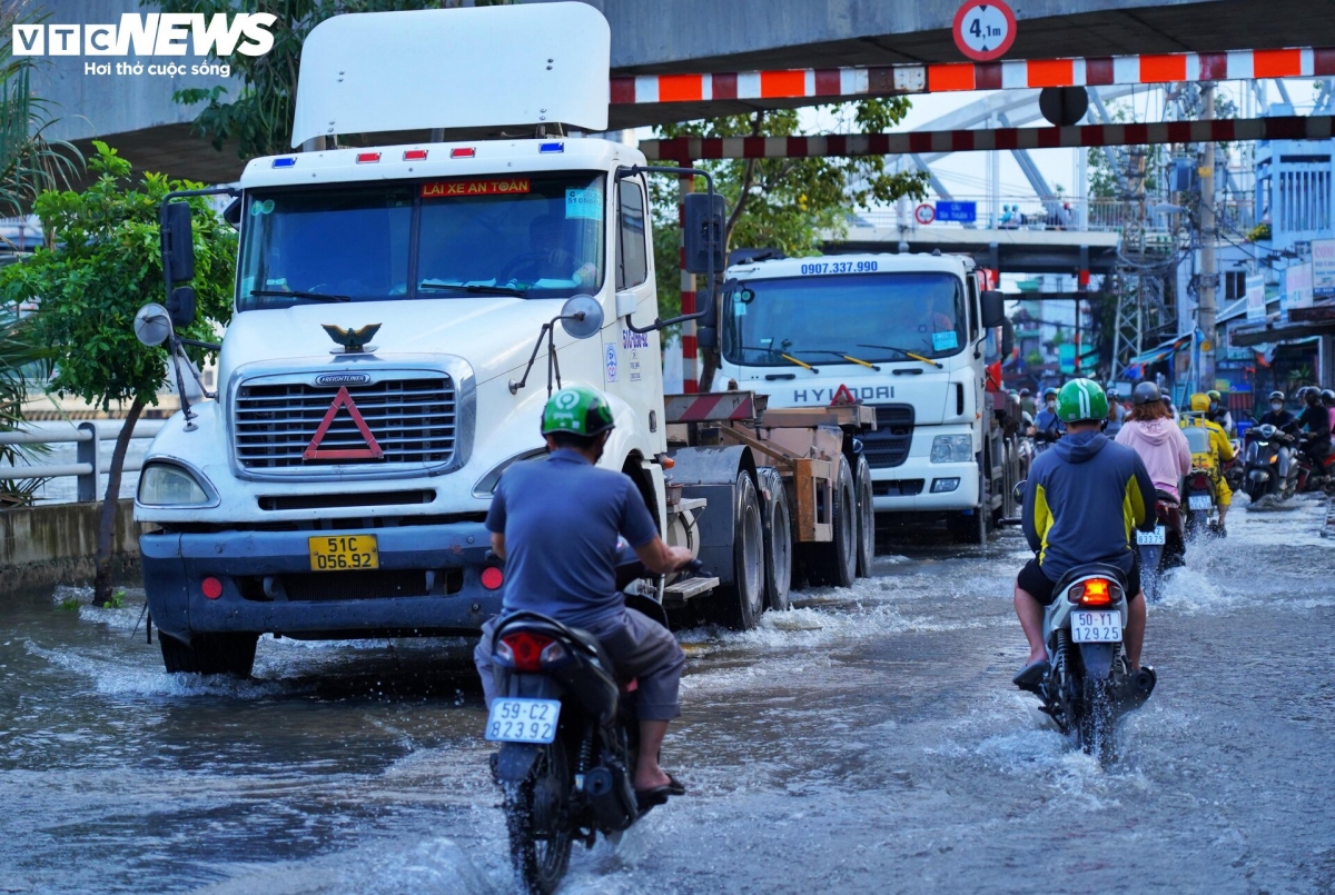 high tides cause disorder to daily lives of hcm city residents picture 13