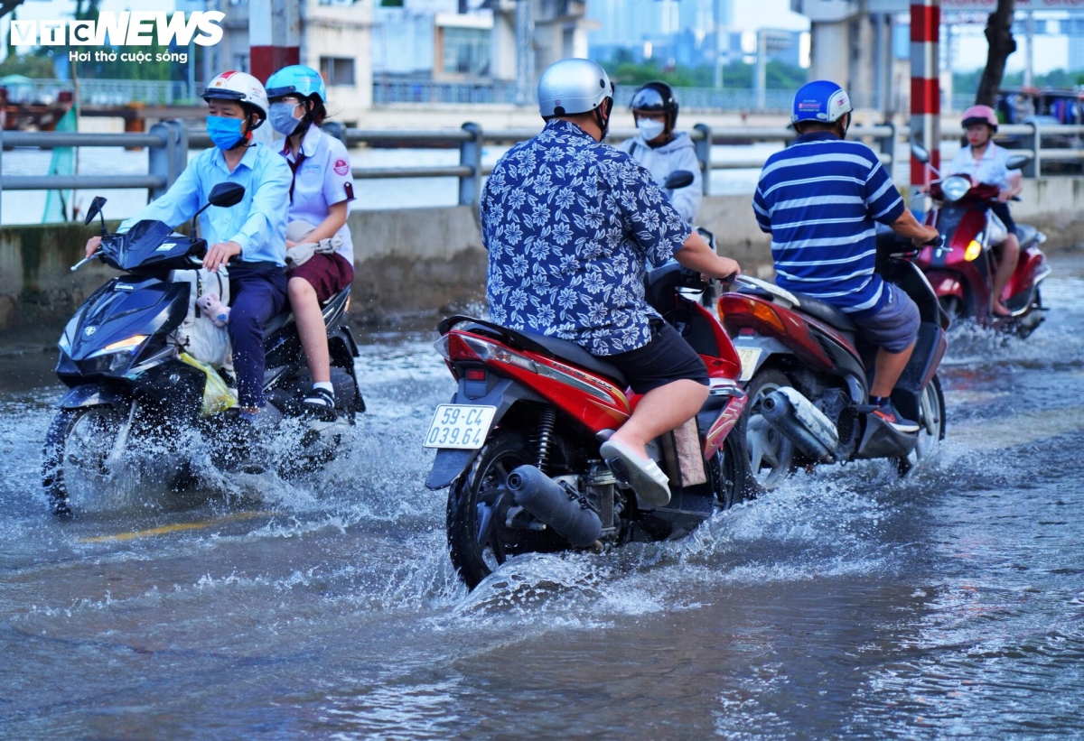 high tides cause disorder to daily lives of hcm city residents picture 14