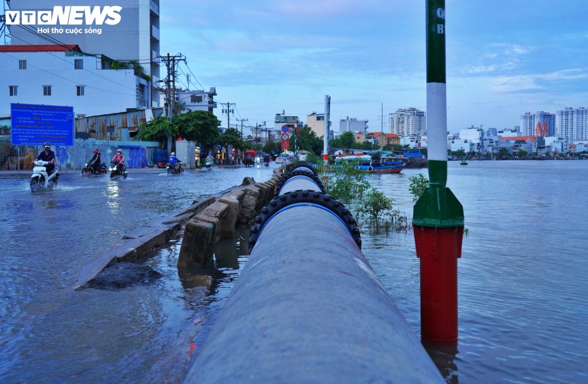 high tides cause disorder to daily lives of hcm city residents picture 15